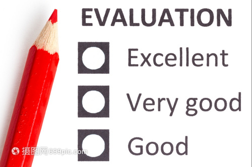紅鉛筆放在評價表上選擇優秀和